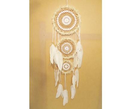 8530106 Dreamcatcher. Triplet van dreamcatchers 9, 16 en 22 cm. diameter. Fluffy en pastelroze gehaakt met witte veren.