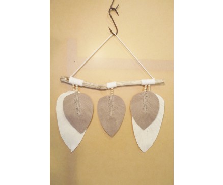 8530200 Hanging decoration. Balinese bruin-witte natural look hangende bladeren gemaakt van stof aan houten stick. 50x50 cm.