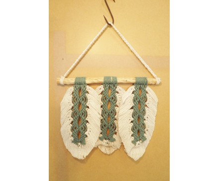 8530201 Hanging decoration. Balinees natural theme hanging decoration. Gehaakte stukken aan houten stick. Lengte 50 cm., breedte 40 cm.