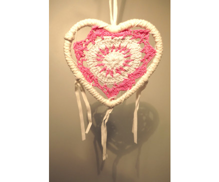 8530122 dreamcatcher. Roze dreamcatcher hartvormig met gehaakt kleurrijk middelpunt. Diameter 13cm.