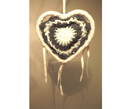 8530123 dreamcatcher. Dreamcatcher mini heart blue/green gehaakt. Diameter 13 cm.