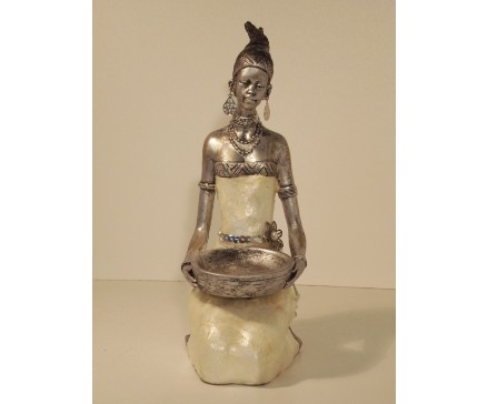 P1035140 Poly. Africa. Vrouw knielend met schaal. Hoogte : 25 cm.