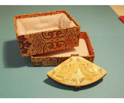 573121G Been. Waaiervormig doosje met sluiting met 2 uilen. Lengte 7 cm.