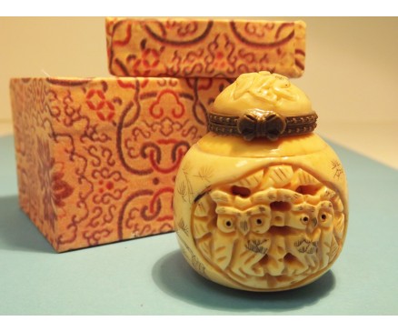 T5731551 Been. Bol potje met deksel en sluiting met 2 uilen. Hoogte : 5 cm.