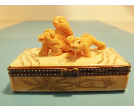 T5731053 Been. Rechthoekig doosje met sluiting met 3 aapjes. L x B : 7 x 3 cm.