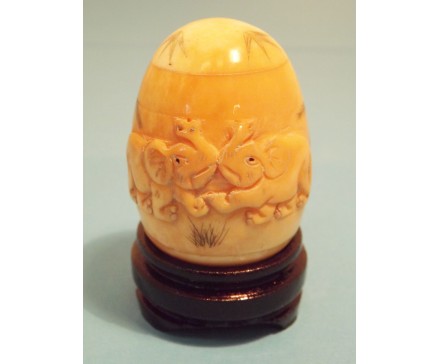 T610691 Been. Ei op standaard met olifanten en palmen. Hoogte : 5,5 cm.