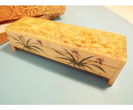 T573955 Been. Doosje met klepdeksel met schildpadden en kikkers. LxBxH : 13x4x3,5 cm.