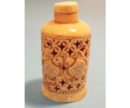 T546113 Been. Rond parfumflesje met dopje met lepeltje schildpadden. Hoogte : 6 cm.