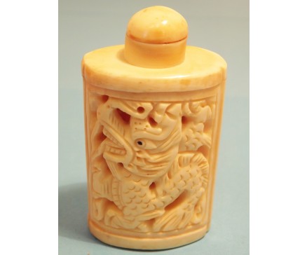 T564140 Been. Ovaal parfumflesje met dopje met lepeltje vissen. Hoogte : 6,5 cm.