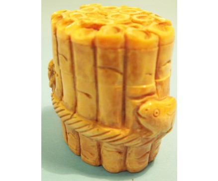 T573233 Been. Ovaal potje met deksel bamboe met beestjes. Hoogte : 5 cm.