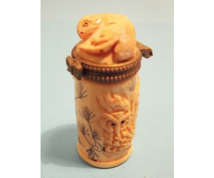 T5731008G Been. Pillendoos cilindervorm met dekseltje met beestjes. Hoogte : 4,5 cm.