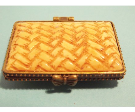 T573935 Been. Rechthoekig gevlochten tasje met sluiting 5 x 4 cm.