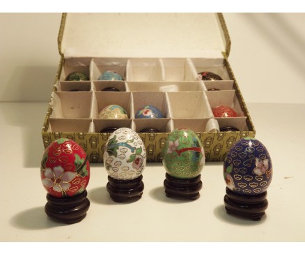 EO/15/10 Cloissonnee. Set van 10 cloissonnee eitjes hoogte 4 cm. op houten voetje.