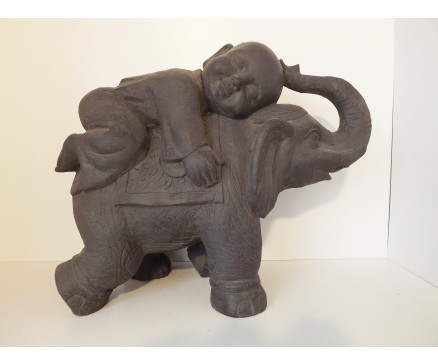 G968-DG Garden kindmonnik liggend op olifant. Hoogte 57 cm. Dark-grey.