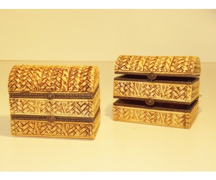 T5731525 Been. 3-laags gevlochten doosje met dekseltje. LxBxH : 8,5x5x6,5 cm.