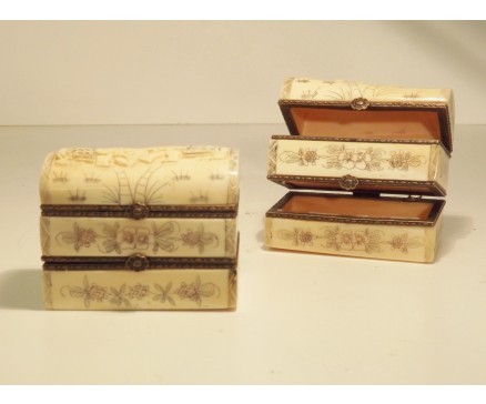 5731461 Been. 3-laags doosje met dekseltje met olifanten. LxBxH : 8x5x6,5 cm.