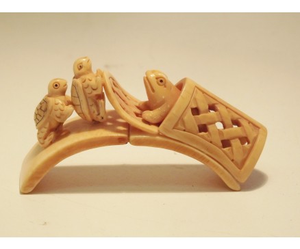 546201 Been. schildpadden en kikker in mand op brug. Lengte : 8,5 cm.