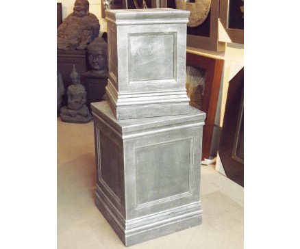 G461-AS Garden set van 2 pilaren/sokkels lxbxh : 40x40x57 en 52x52x75 cm. Antique Silver. Prijs is per set.