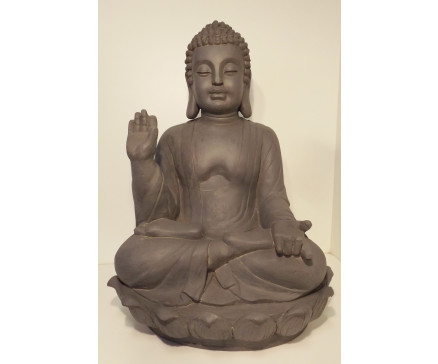 G1533-G Garden Klassieke boeddha vol symboliek op lotusbloem. LxBxH : 43x40x63 cm. Licht-donkergrijs.