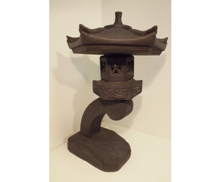 G2375-DG Garden Authentieke pagode bestaande uit 2 delen (basis en dak) mooi versierd en gedetailleerd gegoten. LxBxH : 40x40x65 cm. Dark-grey.