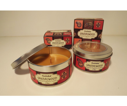 8355601 Geurkaars. Geurkaars Goloka Sandalwood in versierd blikje (diameter 8 cm./ hoogte 4 cm.) met venstertje. Verpakt in mooi kartonnen doosje 8,5x8,5x4,5 cm. 