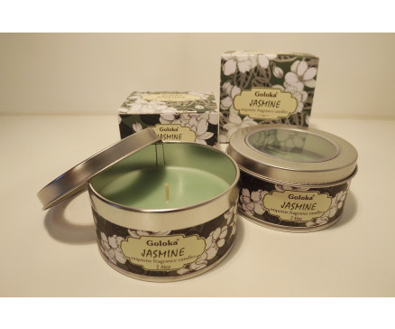 8355606 Geurkaars. Geurkaars Goloka Jasmine in versierd blikje (diameter 8 cm./ hoogte 4 cm.) met venstertje. Verpakt in mooi kartonnen doosje 8,5x8,5x4,5 cm. 