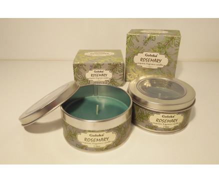 8355607 Geurkaars. Geurkaars Goloka Rosemary in versierd blikje (diameter 8 cm./ hoogte 4 cm.) met venstertje. Verpakt in mooi kartonnen doosje 8,5x8,5x4,5 cm. 