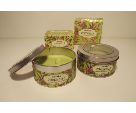 8355609 Geurkaars. Geurkaars Goloka Citronella in versierd blikje (diameter 8 cm./ hoogte 4 cm.) met venstertje. Verpakt in mooi kartonnen doosje 8,5x8,5x4,5 cm. 