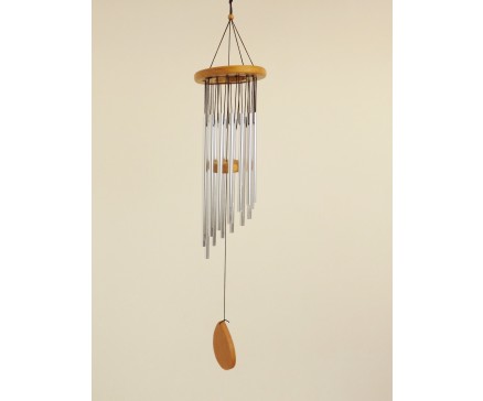 Y40-2129 Gong. Houten schijven met 15 metalen pijpjes zilver. Lengte : 65 cm.