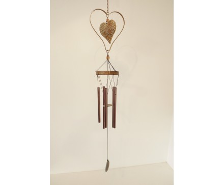 GA20180426 Gong. Metalen 3-d hart in hart roestlook met 5 metalen pijpjes. Lengte : 83 cm.