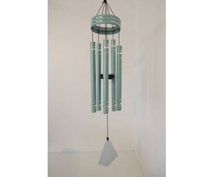 8489391 Windgong. Metalen mintgroene gestemde windgong met 5 buizen en zilverkleurige klepel. Lengte : 94 cm.