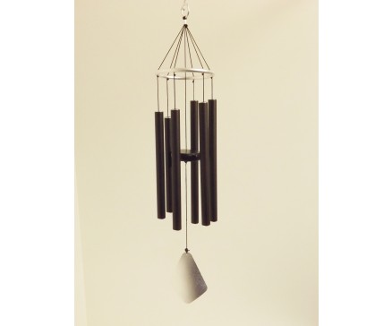 8488131 Gong. Luxe moderne gestemde windgong met 6 zwarte pijpen en zilveren basis en klepel. Lengte : 85 cm.