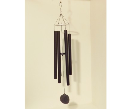 8488122 Gong. Moderne luxe gestemde windgong met 6 zwarte pijpen en zilveren basis en klepel. Lengte 115 cm.