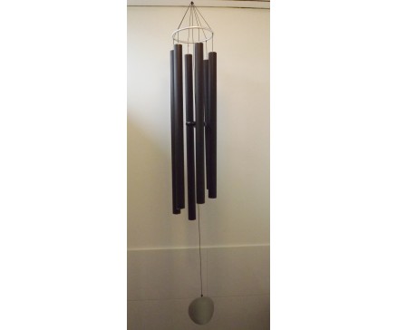 8488170 Gong. XXL Luxe moderne gestemde windgong met 6 zwarte pijpen en zilveren basis en klepel. Lengte : 160 cm.