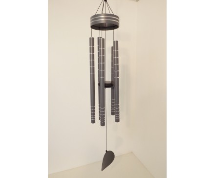 8462062 Gong. Lichtgrijze windgong met zilveren ringen en 5 gestemde pijpen en ronde klepel. Lengte : 100 cm.
