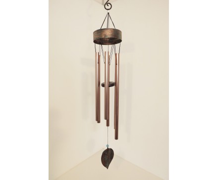 8462045 Gong. Koperlook windgong met boomblad als klepel met kraaltje, 6 pijpen. Lengte : 97 cm.