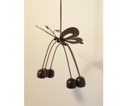 Y40-108 Gong vlinder met bellen aan veren. Lengte : 50 cm.