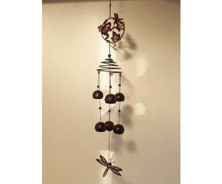 GA10530 Gong kikker, vlinder, spiraal en bellen donkerkleurig. Lengte : 70 cm.