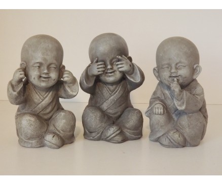 P1037101 Poly. Kindmonnik horen-zien-zwijgen grijs. 15 cm hoog. Per 4 sets verpakt. Prijs is per 4 sets.