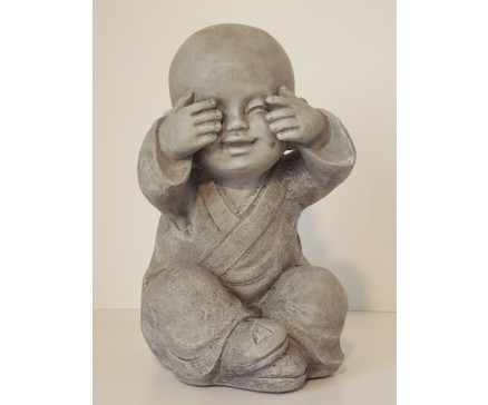 P1037102E Poly. Kindmonnik lichtgrijs "zien". Hoogte : 29 cm.