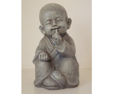 P1037102F Poly. Kindmonnik lichtgrijs "zwijgen". Hoogte 29 cm.