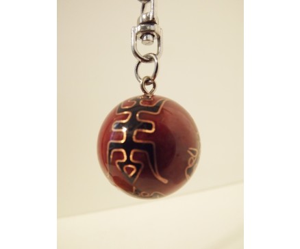7102043 Sleutelhanger emaille bal met bel. Rood met chinese tekens. Diameter 3 cm.
