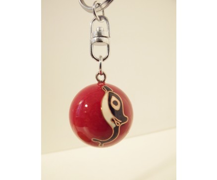 7102045 Sleutelhanger emaille bal met bel. Rood met dolfijn diameter 3 cm.
