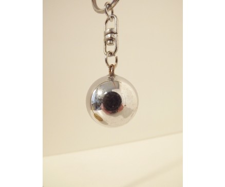 7102046 Sleutelhanger zilveren bal met bel. Diameter 2,4 cm.