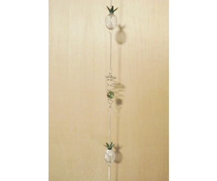 M50395 Metal decoration hanging. 2 3-d metalen gaas ananassen en 2 spiralen met glazen bal. 108 cm. Per 6 stuks verpakt. Prijs is per 6 stuks.