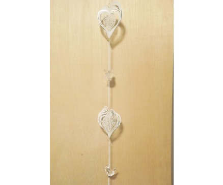M51108 Metal decoration hanging. 2 witte spiraal-harten en 2 transparante vogeltjes. 112 cm. Per 6 stuks verpakt. Prijs is per 6 stuks.