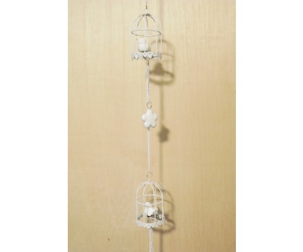 M3050 Metal decoration hanging. 2 witte vogelkooitjes en 4 3-d bloemen. 106 cm. Per 6 stuks verpakt. Prijs is per 6 stuks.