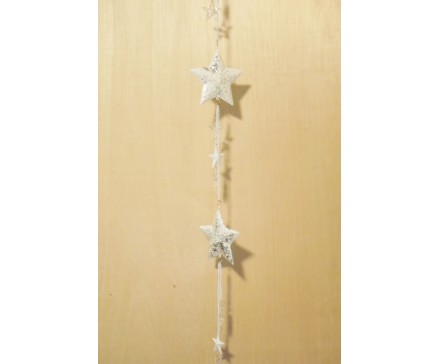 M51093 Metal decoration hanging. 2 grote witte sterren en 9 kleine witte en transpartante sterren. 105 cm. Per 6 stuks verpakt. Prijs is per 6 stuks.