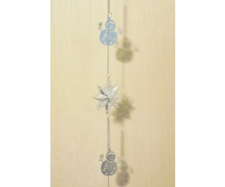 M50803 Metal decoration hanging. 5 zilveren sneeuwpoppen en 3 dubbele sterren. 120 cm. Per 6 stuks verpakt. Prijs is per 6 stuks.