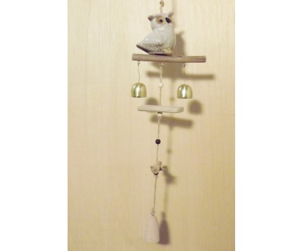 M51372 Metal decoration hanging. Porseleinen uil met houten klappers en koperen bellen. 61 cm. Per 6 stuks verpakt. Prijs is per 6 stuks.